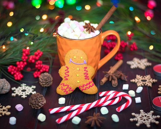 Gingerbread, gorąca czekolada, cynamon, goździki na drewnianym stole Szczęśliwego Nowego Roku, Merry Christm