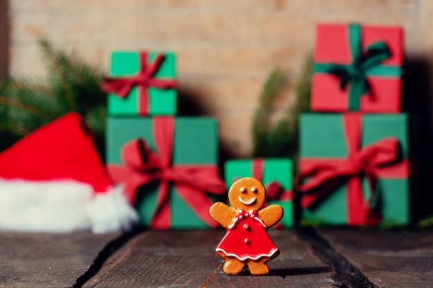 Gingerbread man cookie zabawka i pudełka na prezenty świąteczne na tle