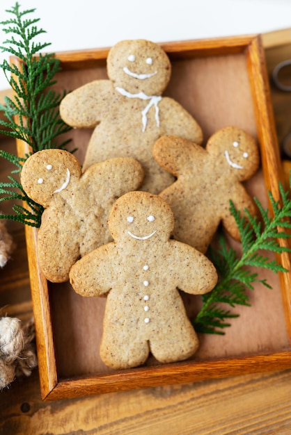 Gingerbread Man Gotowanie pierników w domu leży na drewnianej tacy Koncepcja świąt Bożego Narodzenia i Nowego Roku