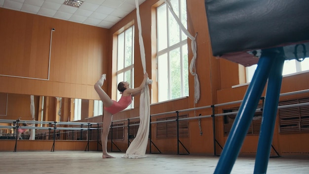 Zdjęcie girl ballet dancer training w lustrzanej sali - różowy garnitur, szeroki kąt