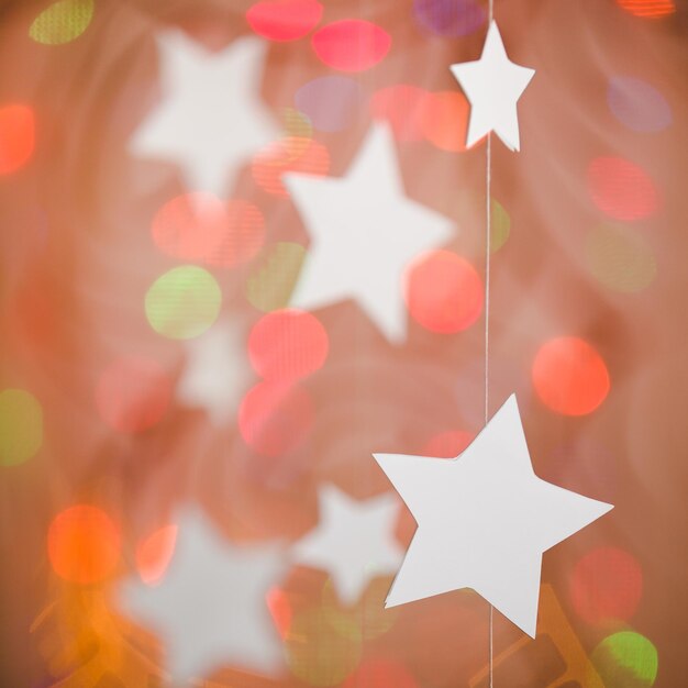 Girlandy w postaci gwiazd wiszących na nitkach Świąteczne tło do świętowania