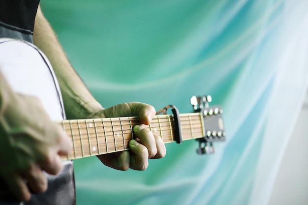 Gitara Akustyczna Dla Artysty Grającego Na Scenie Na Strunowym Instrumencie Muzycznym. Czarna Gitara Z Kapo. Tło Muzyczne.