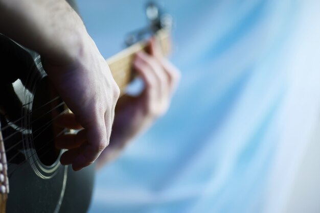 Gitara Akustyczna Dla Artysty Grającego Na Strunowym Instrumencie Muzycznym Na Scenie. Czarna Gitara Z Kapo. Tło Muzyczne.