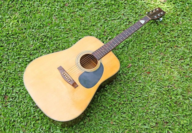 Gitara akustyczna na zielonej trawie