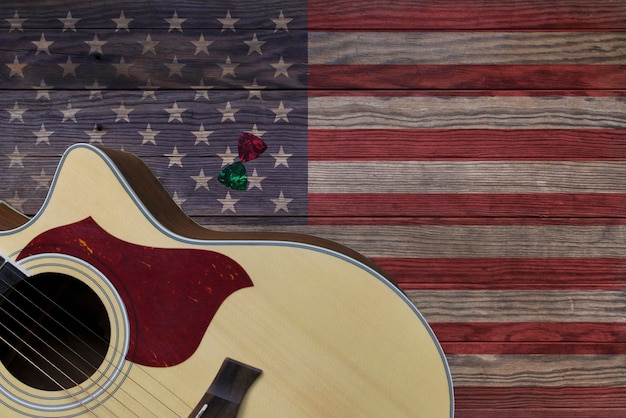 Gitara akustyczna umieszczona na starym drewnianym stole Z wizerunkiem amerykańskiej flagi na drewnie Zbliżenie