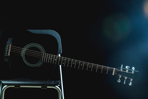 Gitara akustyczna w czerni i bieli w pokoju muzycznym
