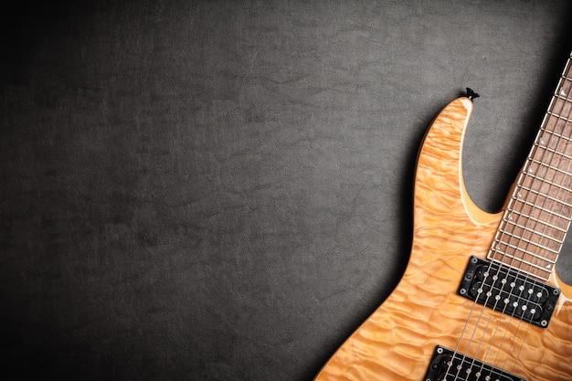 Zdjęcie gitara elektryczna na ciemnym rzemiennym tle