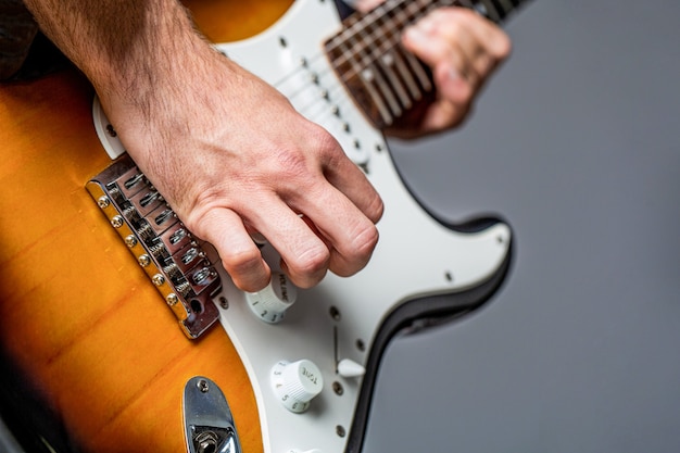 Gitara Elektryczna. Powtórka Zespołu Muzyki Rockowej. Festiwal Muzyczny. Mężczyzna Grający Na Gitarze