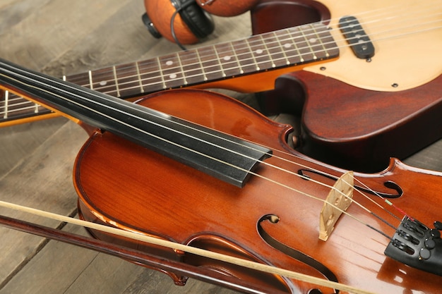 Gitara elektryczna skrzypce i słuchawki na podłoże drewniane