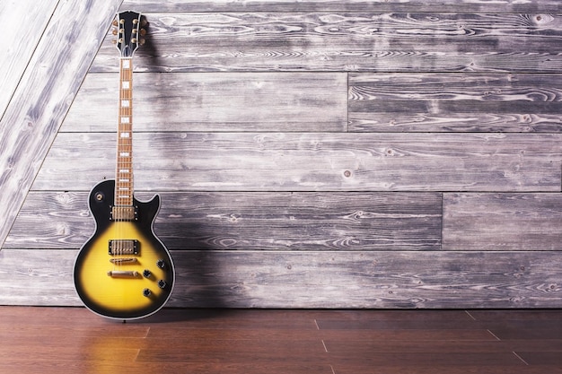 Gitara elektryczna w drewnianym pokoju