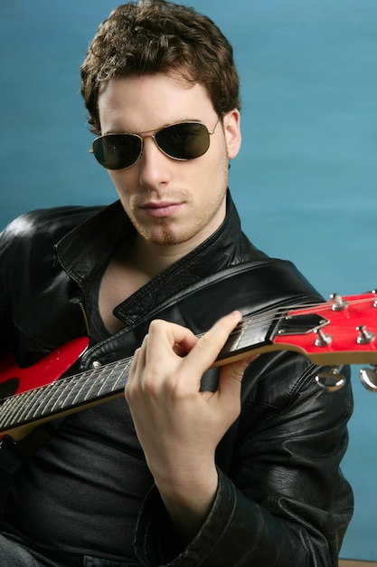 Gitara gwiazda rocka mężczyzna okulary skórzana kurtka