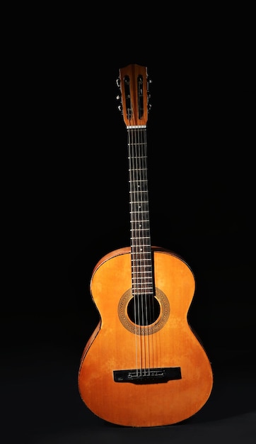 Gitara klasyczna na ciemnym tle