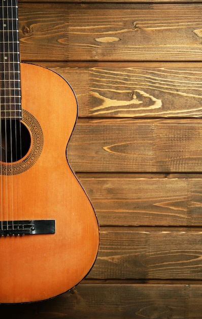 Gitara klasyczna na drewnianym tle