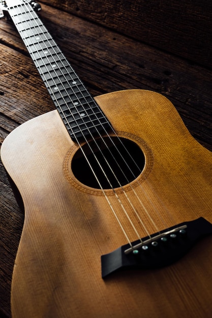 Zdjęcie gitara na drewnianym tle