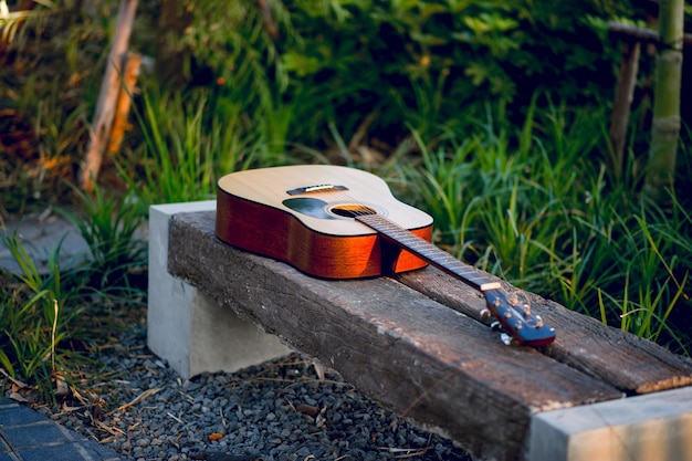 Zdjęcie gitara na siedzeniu