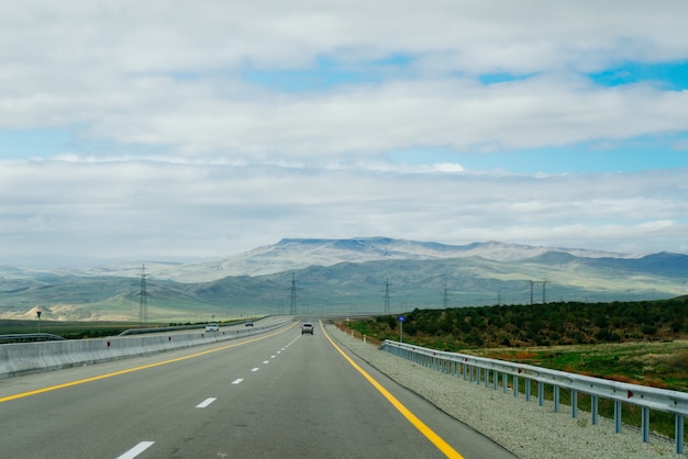 Gładka Droga, Autostrada, U Podnóża Gór I Wzgórz, Urzekająca Przyroda I Krajobraz