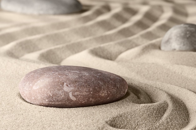 Gładkie linie na piasku i okrągłych kamieniach