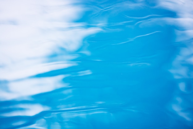 Zdjęcie gładkie naturalne tło niebieskie wody z bokeh streszczenie na morzu