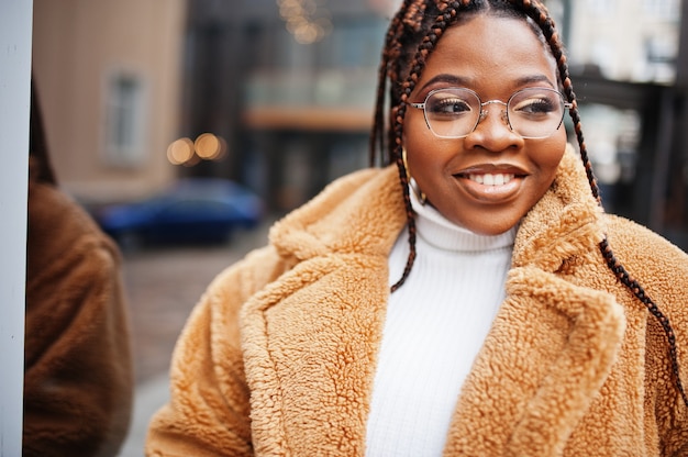 Glamorous African American Kobieta W Ciepłe Futro, Okulary Pozują Na Ulicy.