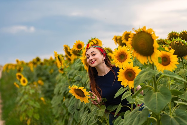 Glamour pinup girl na polu słoneczników