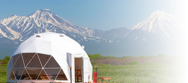 Glamping house w lecie i wulkan wiejskie domy namiotowe na półwyspie kamczatka selektywne fo