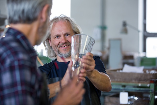 Glassblower Pokazuje Szklanej Wazie Koledze