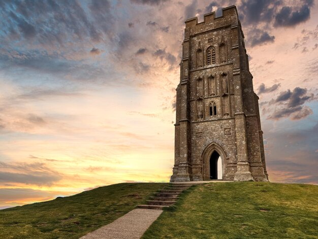 Zdjęcie glastonbury tor o zmierzchu