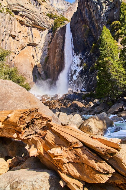 Głazy i połamane kłody nad rzeką i mroźne wodospady Lower Yosemite