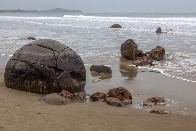 Głazy Moeraki Na Plaży Koekohe Na Poprzecinanym Falami Wybrzeżu Otago W Nowej Zelandii