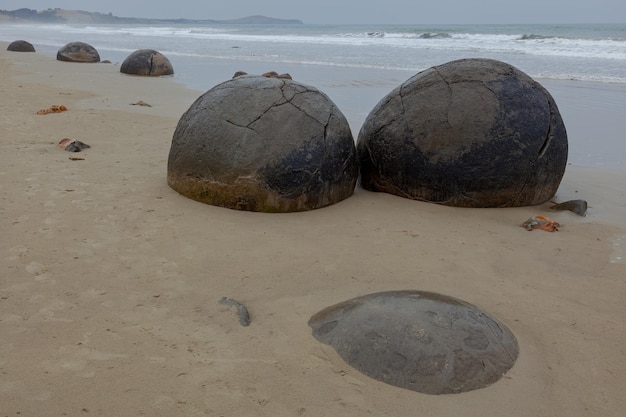 Głazy Moeraki na plaży Koekohe na wybrzeżu Otago w Nowej Zelandii