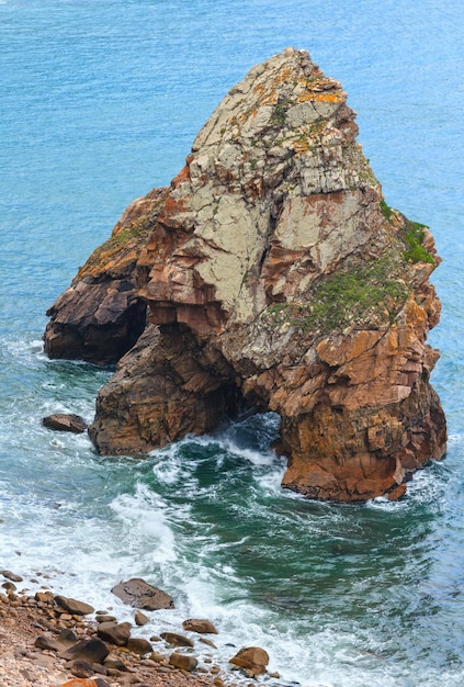 Głazy w pobliżu brzegu. Wybrzeże Oceanu Atlantyckiego. Widok z Cape Roca (Cabo da Roca), Portugalia.