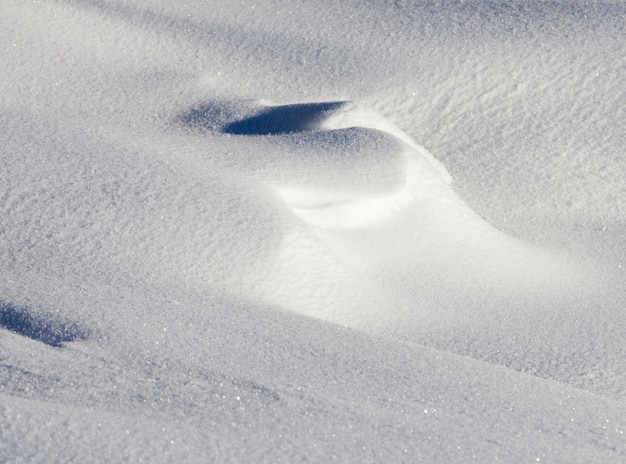 Głęboka, Piękna Zaspa śnieżnobiałego śniegu. Zdjęcie Makro W Sezonie Zimowym W Mroźny Poranek