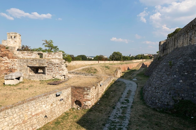 Głęboki i szeroki rów przed twierdzą Belgradu Serbia