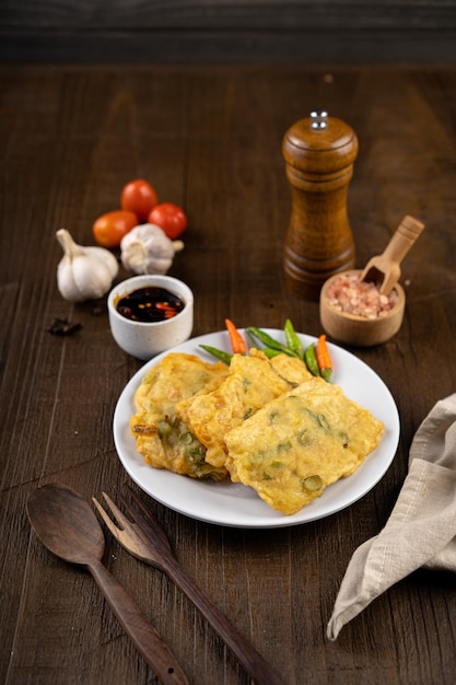 Zdjęcie głęboko smażony tempeh lub tempe mendoan goreng wykonany z fasoli sojowej z ciastem mąki i cebulą wiosenną