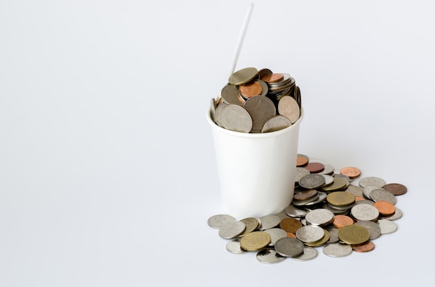 Glebowa miarka z monetą pieniądze Pojęcie oszczędzania pieniądze, inwestycja
