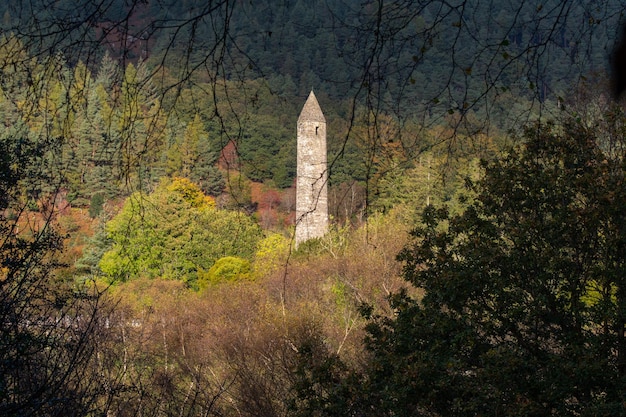 Glendalough Okrągła wieża z tłem jesień las.