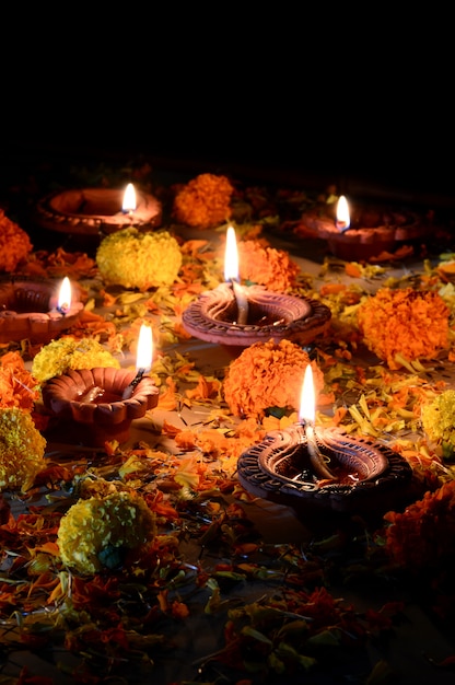 Gliniane lampy diya zapalone podczas obchodów Diwali. Projekt karty z pozdrowieniami Indian Hindu Light Festival o nazwie Diwali