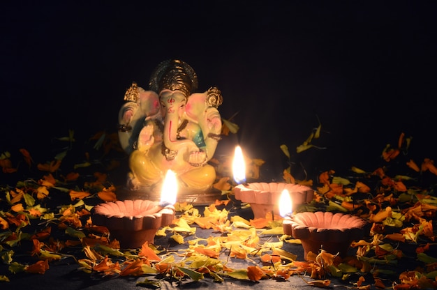 Gliniane Lampy Diya Zapalone Wraz Z Lordem Ganesha Podczas Diwali Celebration. Projekt Karty Z Pozdrowieniami Indian Hindu Light Festival O Nazwie Diwali