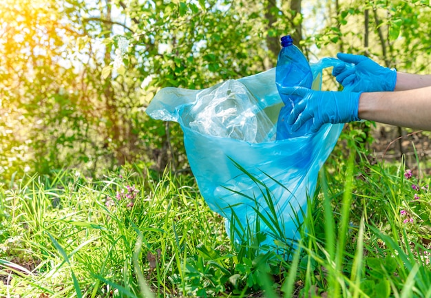 Globalne Zanieczyszczenie Planety Odpadami Z Tworzyw Sztucznych. Wolontariusze Pomagają Ekologii, Usuwając Lasy I łąki, Zbierając Odpady