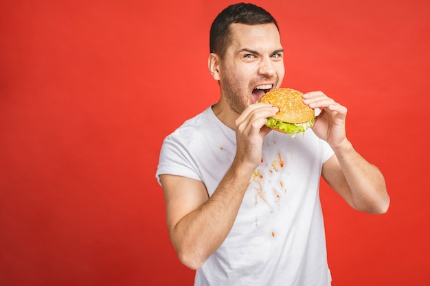 Głodny człowiek jedzenie fast foodów