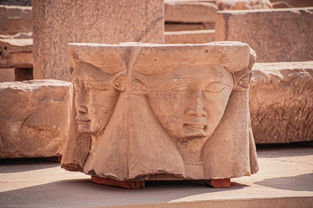Zdjęcie głowa bogini hathor. egipt, dendera, starożytna egipska świątynia dendera lub świątynia hathor.