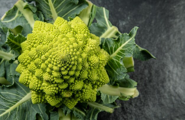 Głowa brokułów Romanesco na ciemnej kamiennej powierzchni