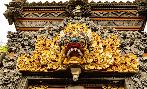 Głowa demona z bliska na jednej ze świątyń w Ubud na Bali