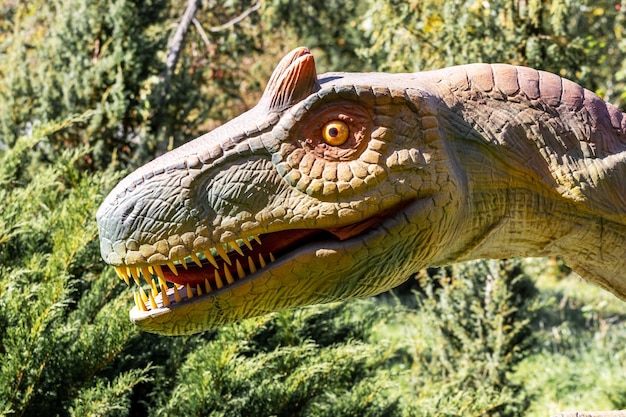 Głowa megaraptora z ostrymi zębami z profilu