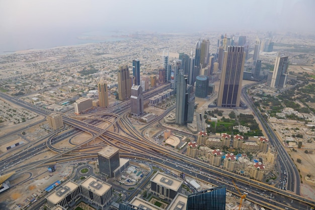 główna droga panoramę Dubaju i nowe drapacze chmur o zachodzie słońca