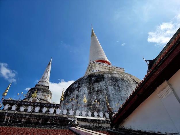 Główna większa stupa na tle błękitnego nieba w świątyni Phra Mahathat Woramahawihan Tajlandia