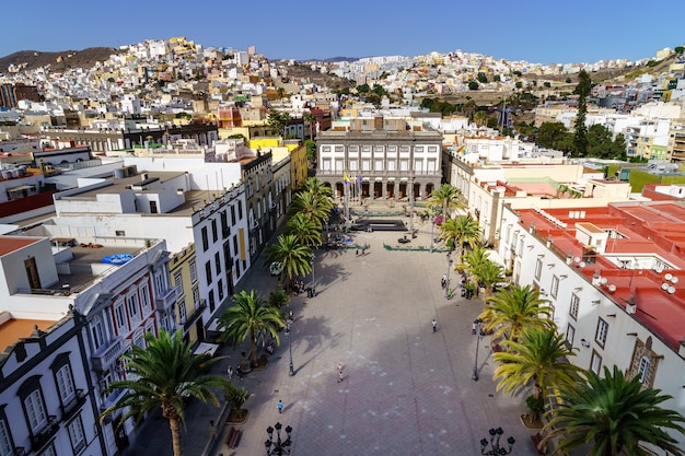 Główny plac Las Palmas de Gran Canarias. Widok z lotu ptaka z wielobarwnymi domami w typowym kolonialnym stylu miasta. Hiszpania. Europa.