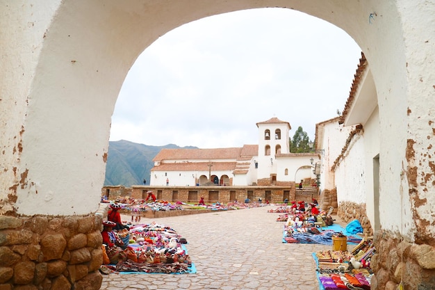 Główny plac w Chinchero Village Hilltop z kościołem kolonialnym w regionie Cuzco Peru