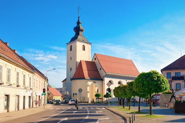 Główny plac Wolności z kościołem Matki Bożej Siedmiu Bolesnej w Starym centrum w Slovenska Bistrica niedaleko Mariboru w Słowenii. Miasto w południowej Styrii w Słowenii. Dzwonnica katedry w słoweńskim mieście