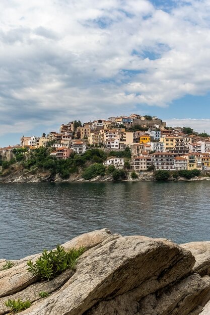 Główny port morski miasta Kavala we wschodniej Macedonii Grecja panoramiczny widok na mury zamku